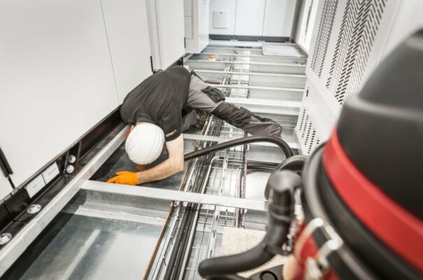Arbeiter bei Industriereinigung Mitarbeiter reinigt professionell Maschine.