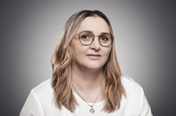 Ein Portraitfoto von Mitarbeiterin Mirsada