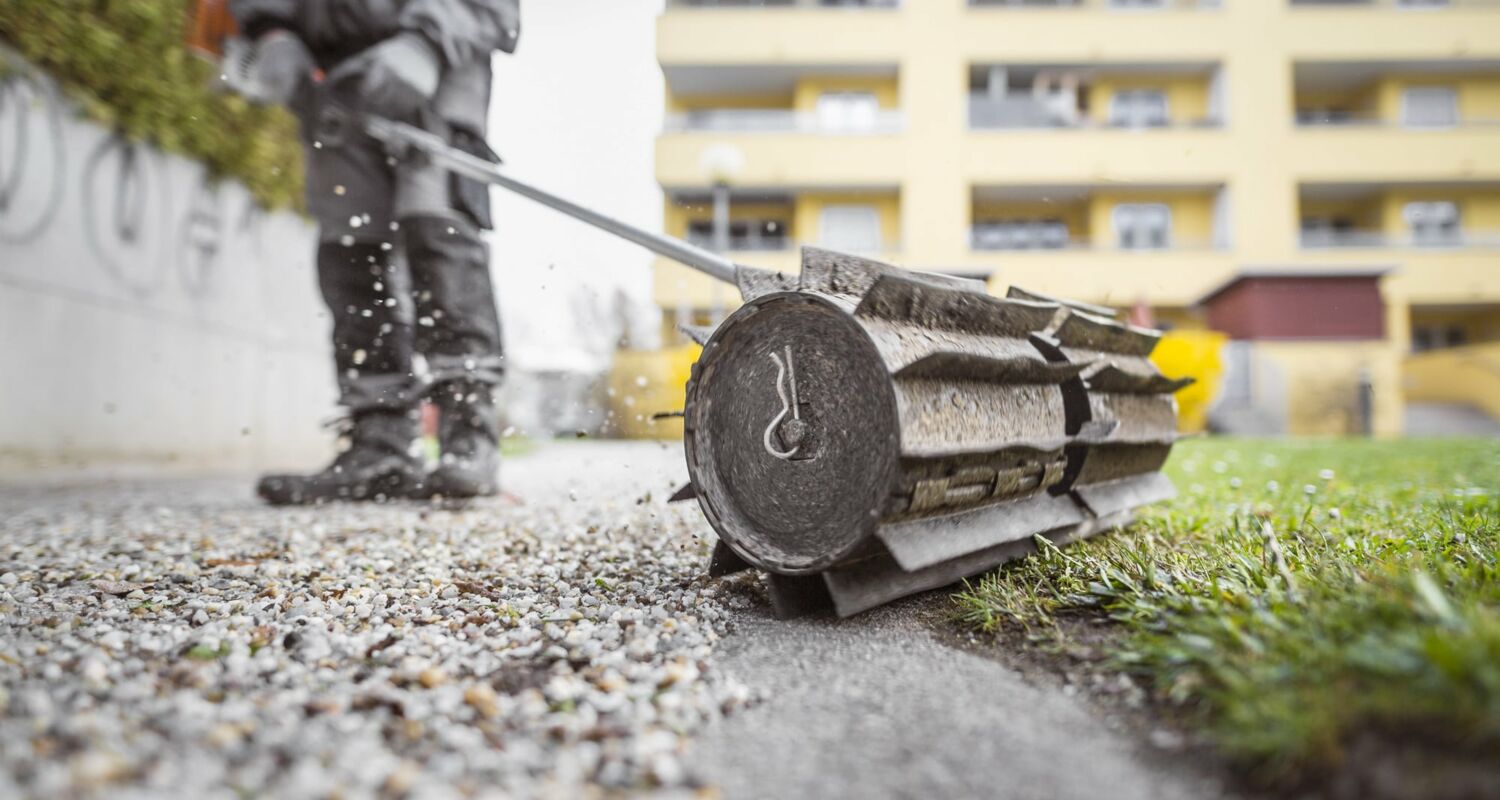 Großaufnahme einer Handwalze auf dem Rasen