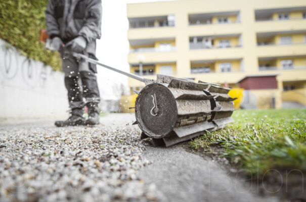 Großaufnahme einer Handwalze auf dem Rasen