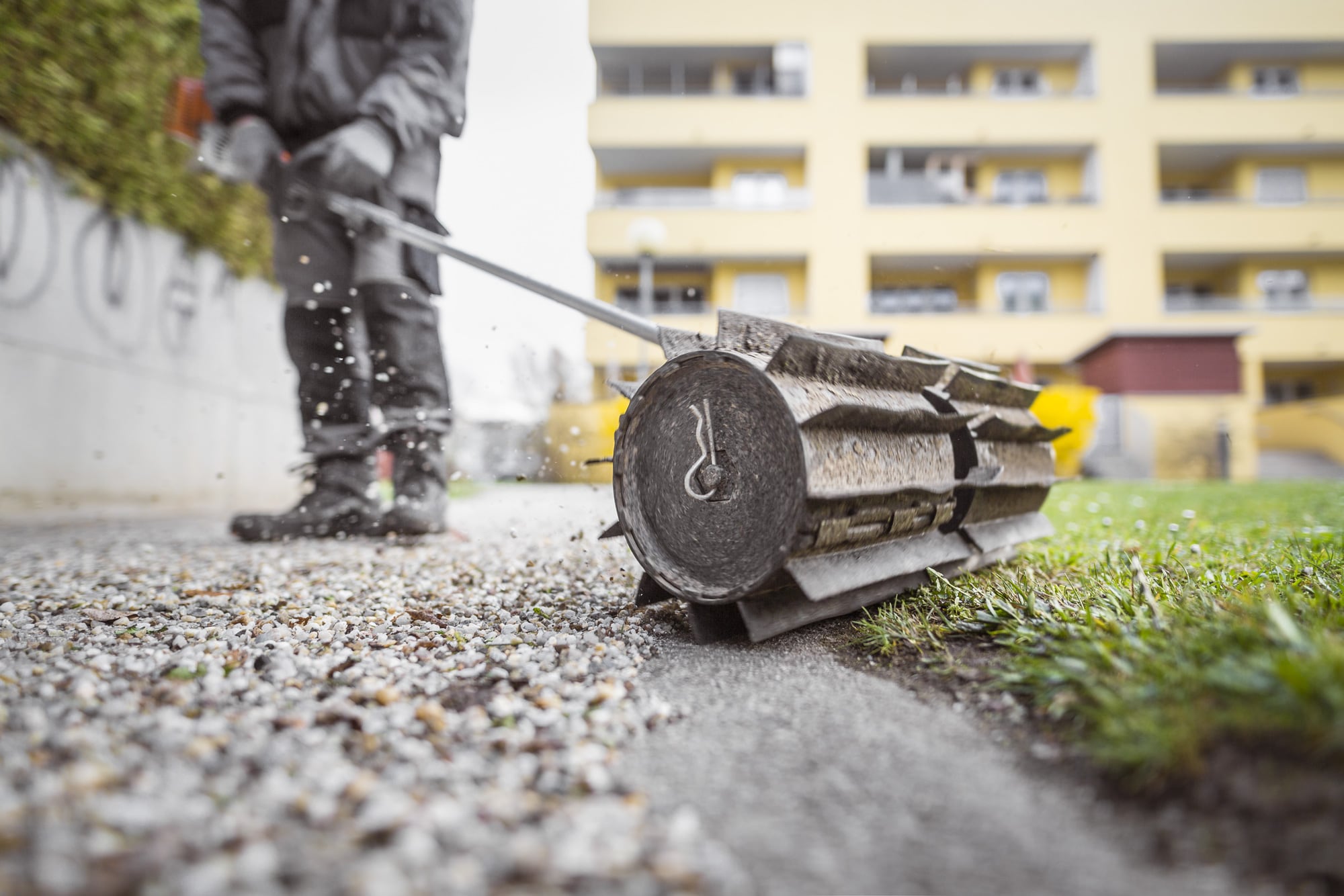 Großaufnahme einer Handwalze auf dem Rasen