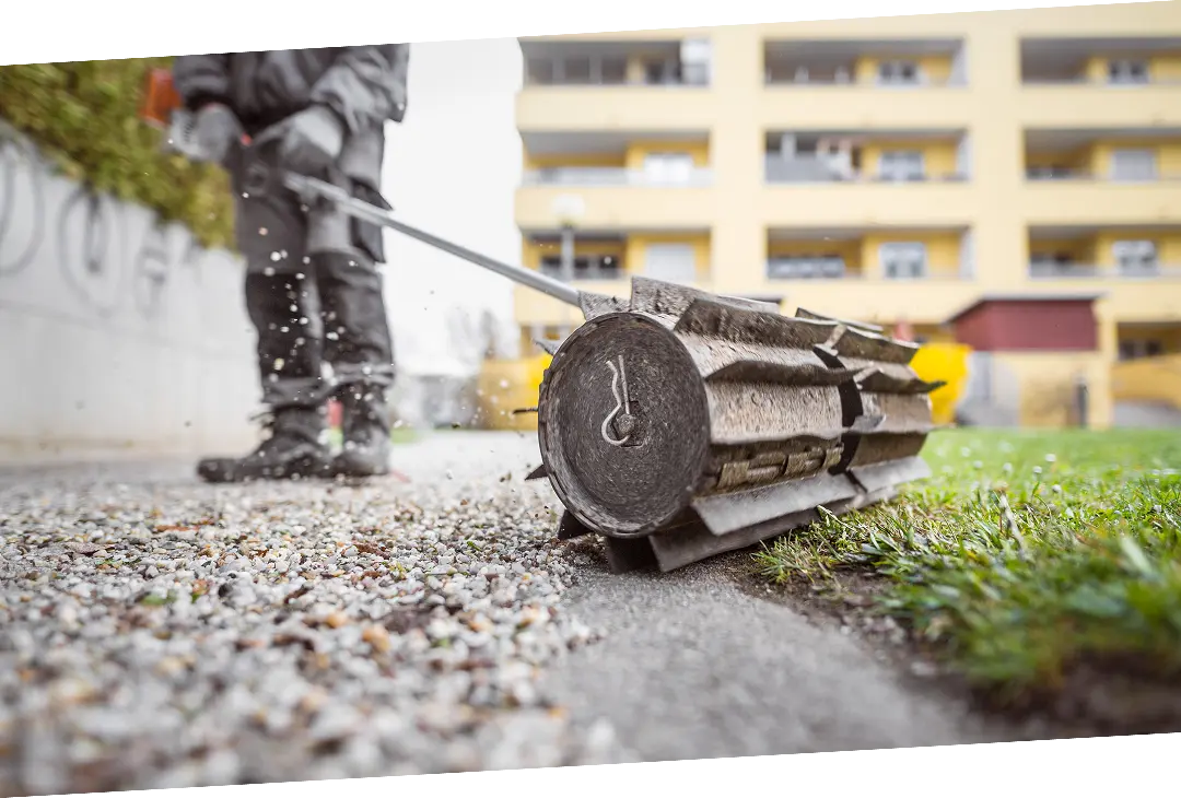 Person bei Rasenpflege
