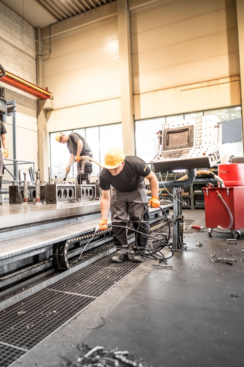 Fachrkäfte bei der Maschinenreinigung