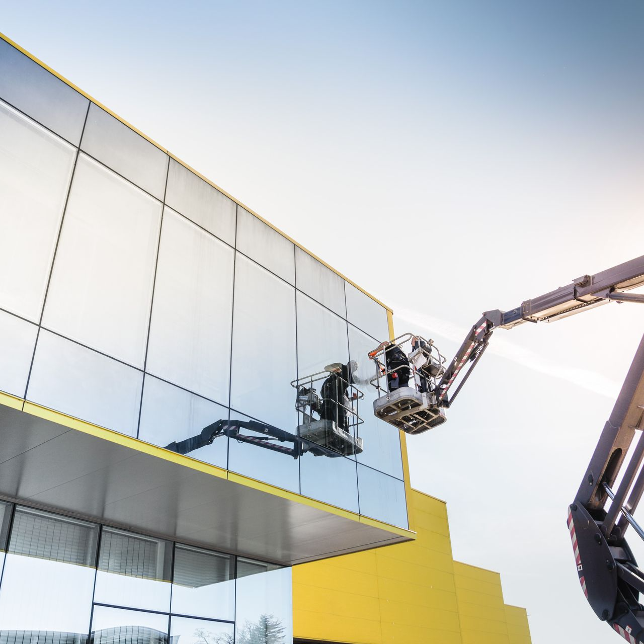 Gebäudereinigung mit Kran