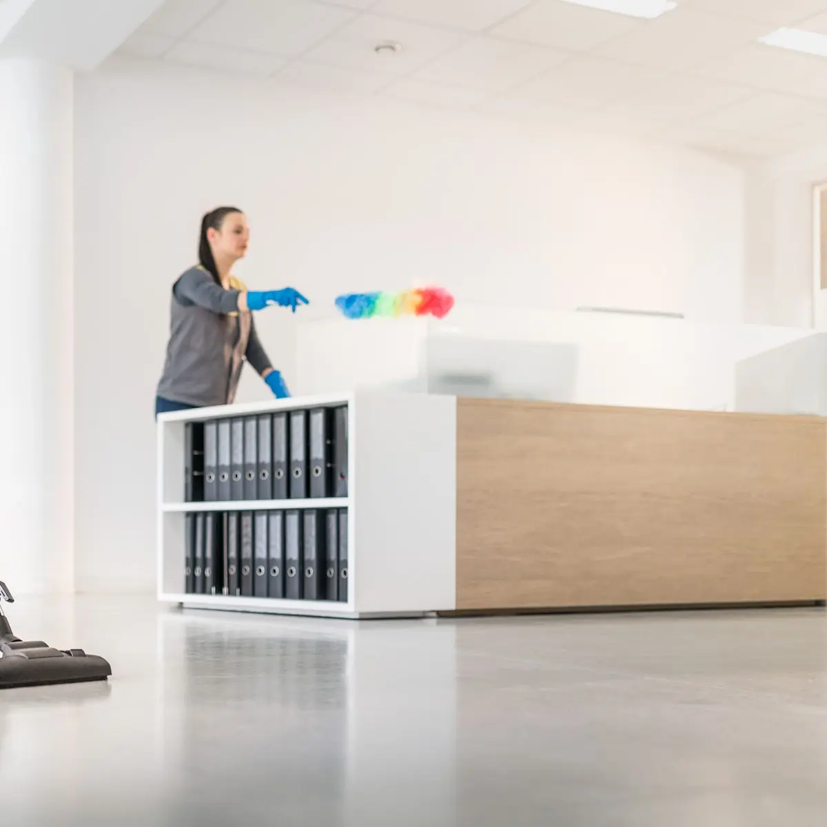Facilityfachkraft in einem Gemeindschaftsraum