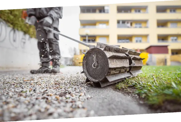 Person bei der Gartenpflege