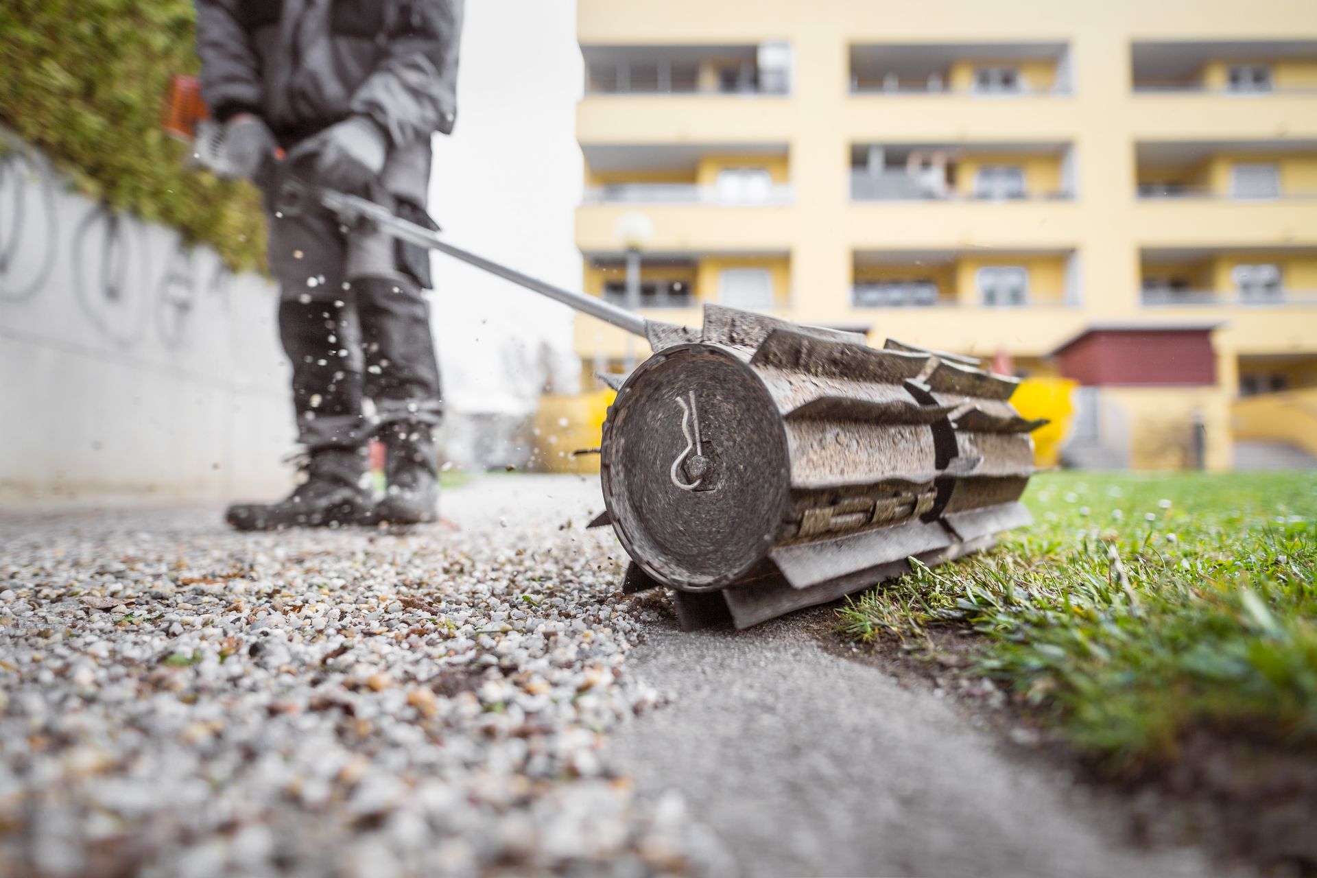 Person bei der Gartenarbeit