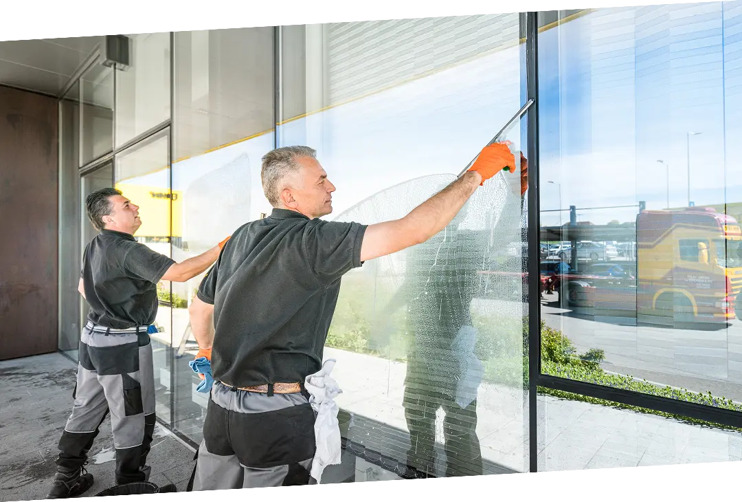 Zwei Putzfachkräfte bei der Scheibenreinigung