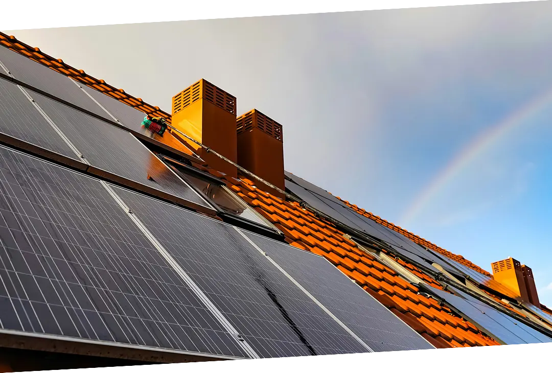 Besen, welcher PV anlage putzt